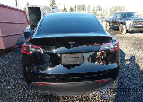 2025 Tesla Model Y Long Range Dual Motor All-Wheel Drive z USA, uszkodzony, nr VIN 7SAYGDEE0SF256902